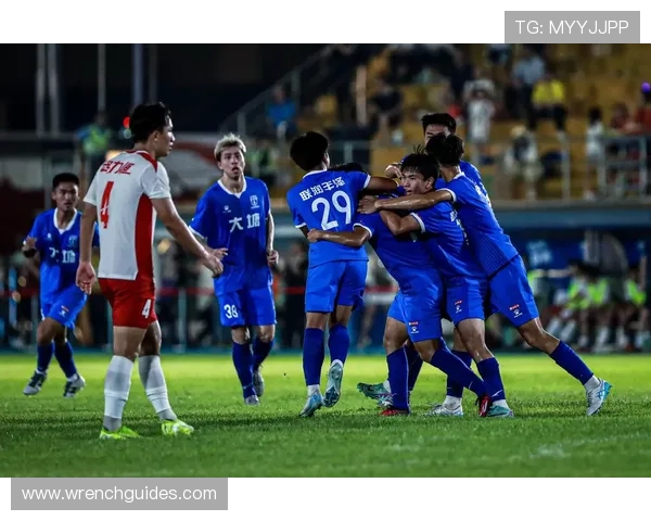 西甲新赛季揭幕战概述，豪门对决点燃激情，争冠形势愈加复杂分析